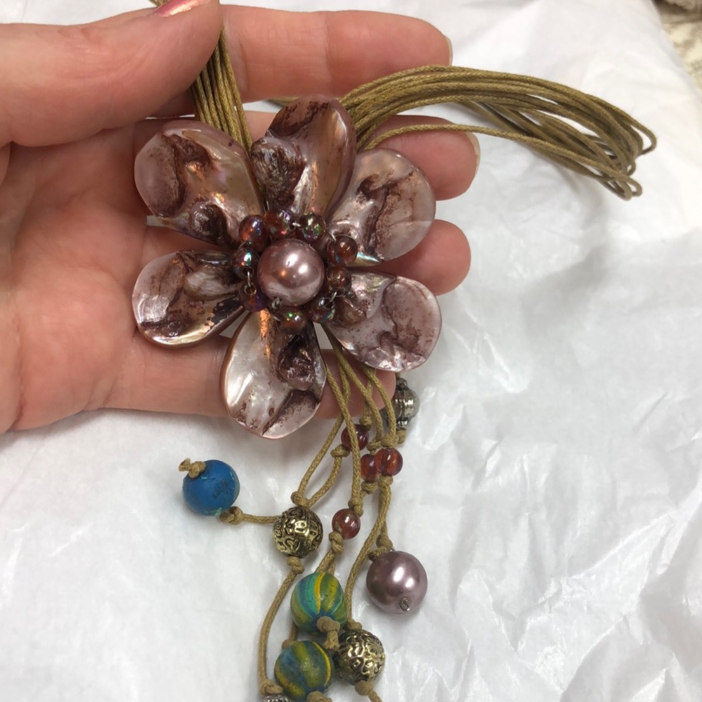 Shell Flower Necklace - Picture 4 of 16